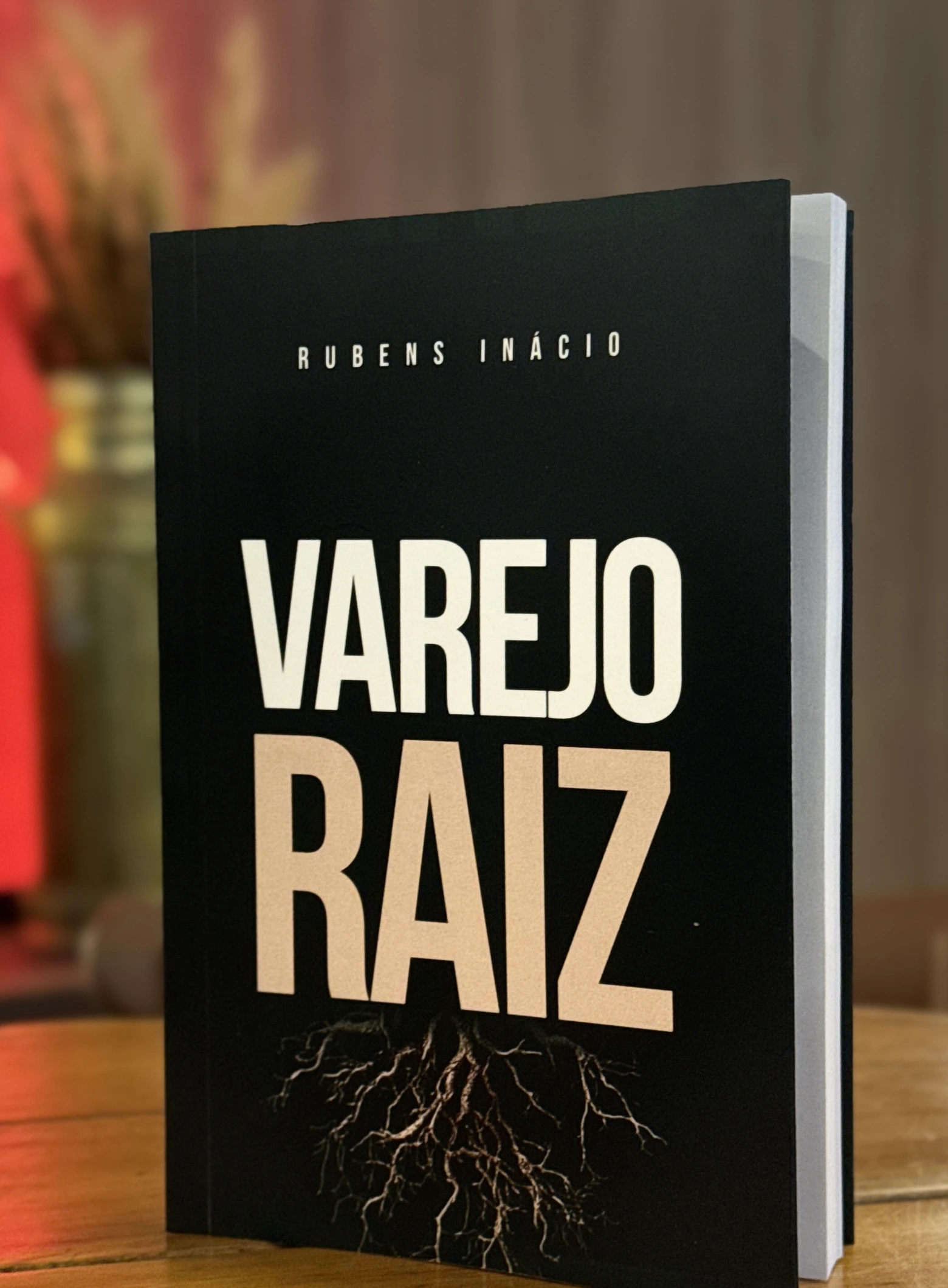 Capa do livro Varejo Raiz, de Rubens Inácio