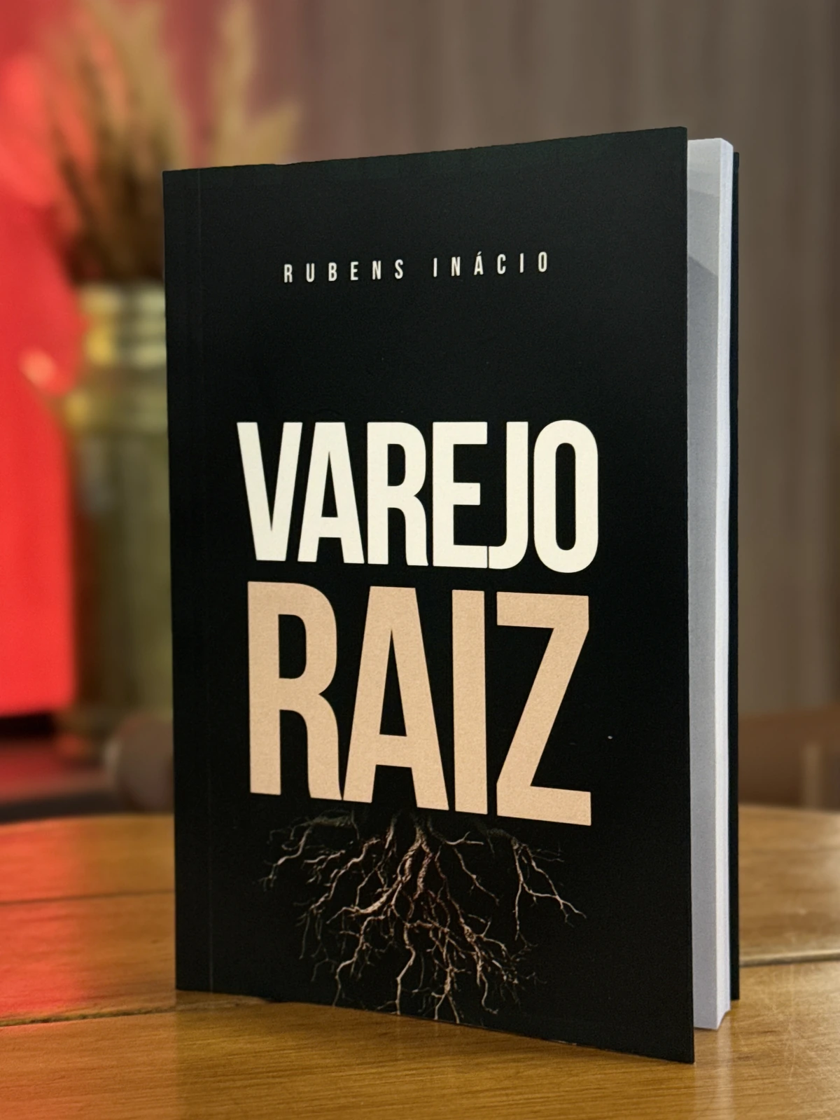 A capa do livro Varejo Raiz em pé sobre a mesa