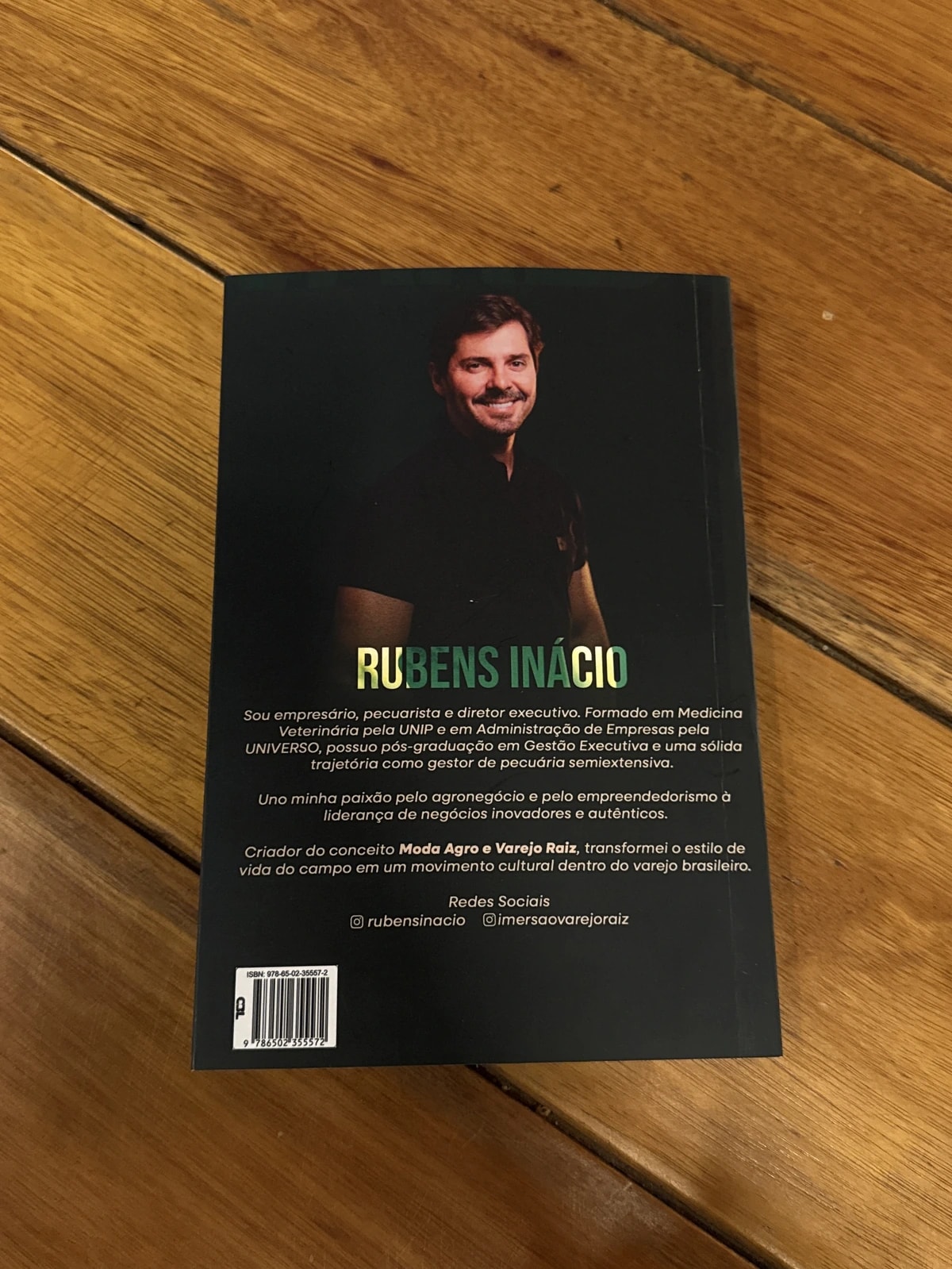 O livro Varejo Raiz visto de cima, aberto na contracapa